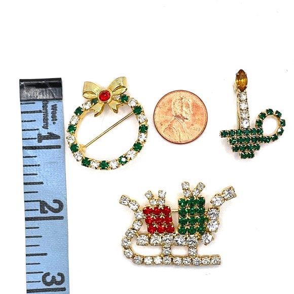 Vintage Unsigned Rhinestone Sleigh Candle Wreath Christmas Pins Brooches 3 - Picture 6 of 7